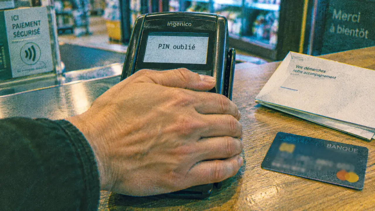 Code carte bancaire oublié : main cache le clavier du terminal de paiement